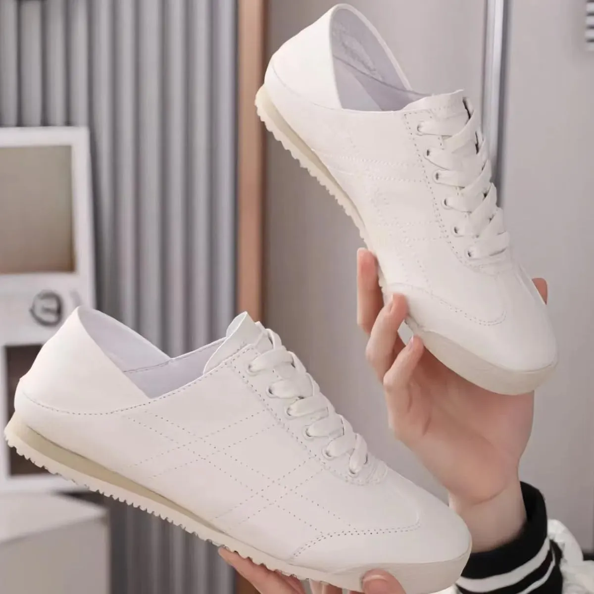Classic Lace-up White Sneakers for Women Soft-Soled and Soft-surfaced Genuine Leather Flats Shoes Sporty Light Activities Casual Wear Office Work
