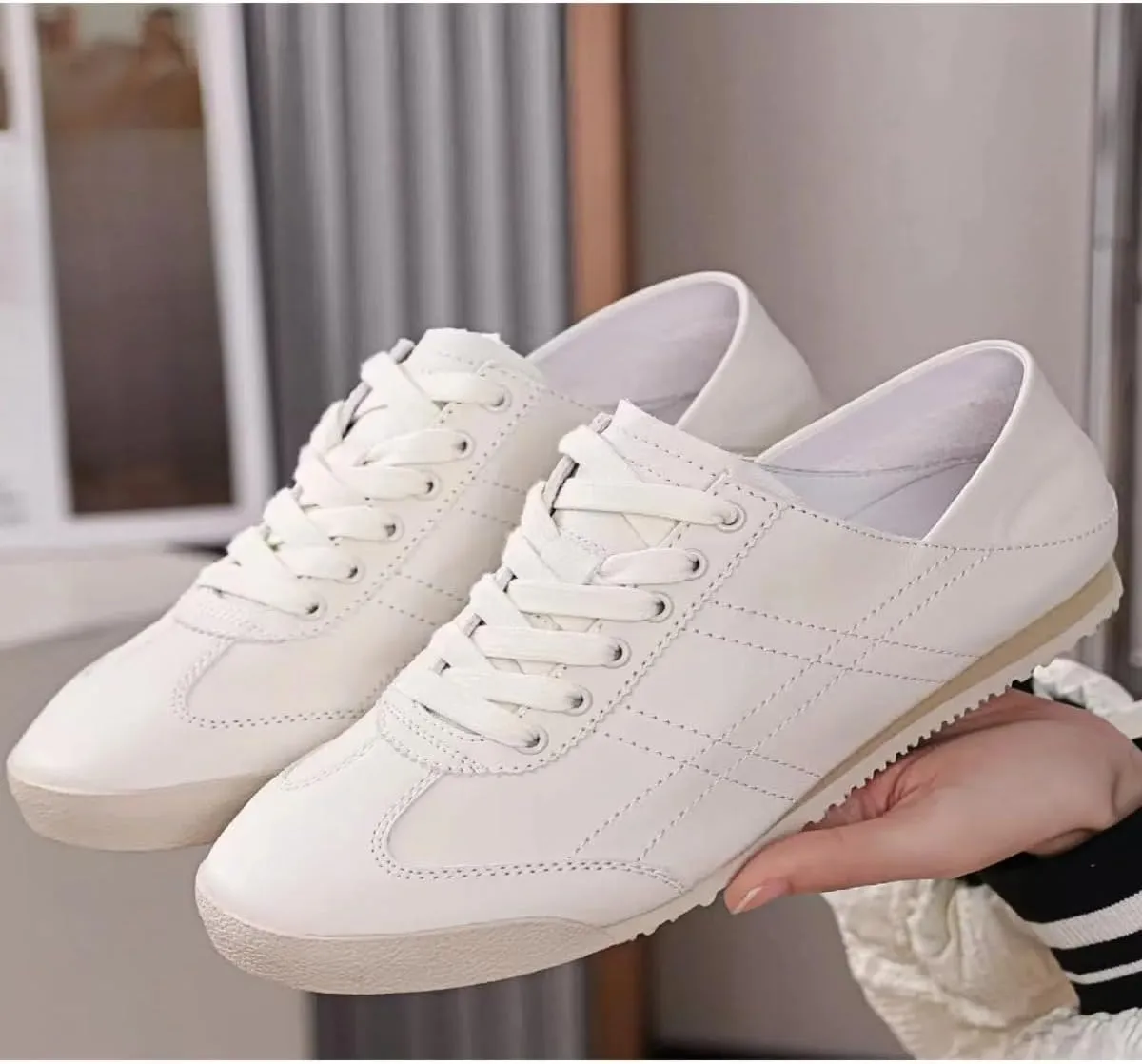Classic Lace-up White Sneakers for Women Soft-Soled and Soft-surfaced Genuine Leather Flats Shoes Sporty Light Activities Casual Wear Office Work